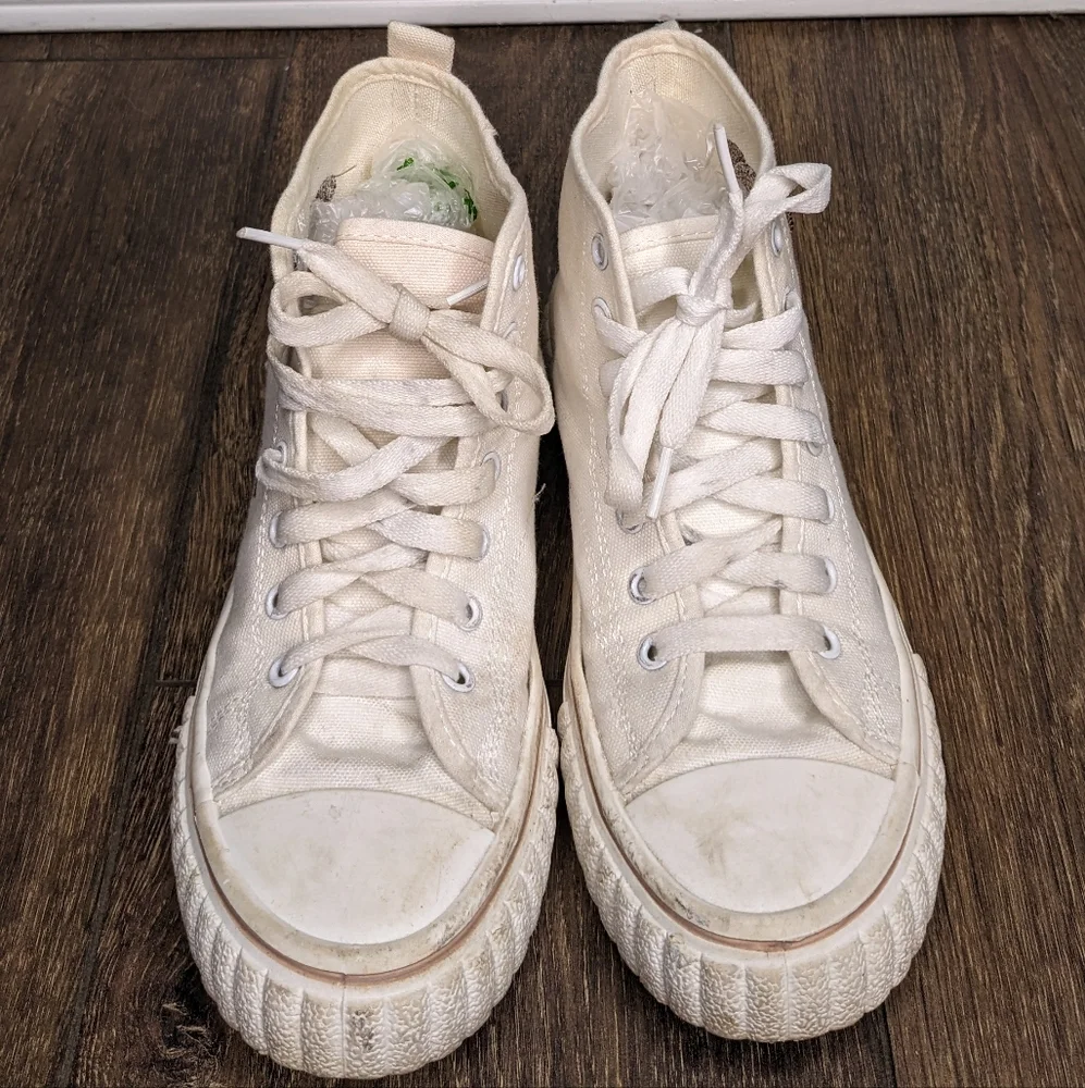 White canvas high tops cute bear applique EUC size 6.5 - Picture 4 of 8